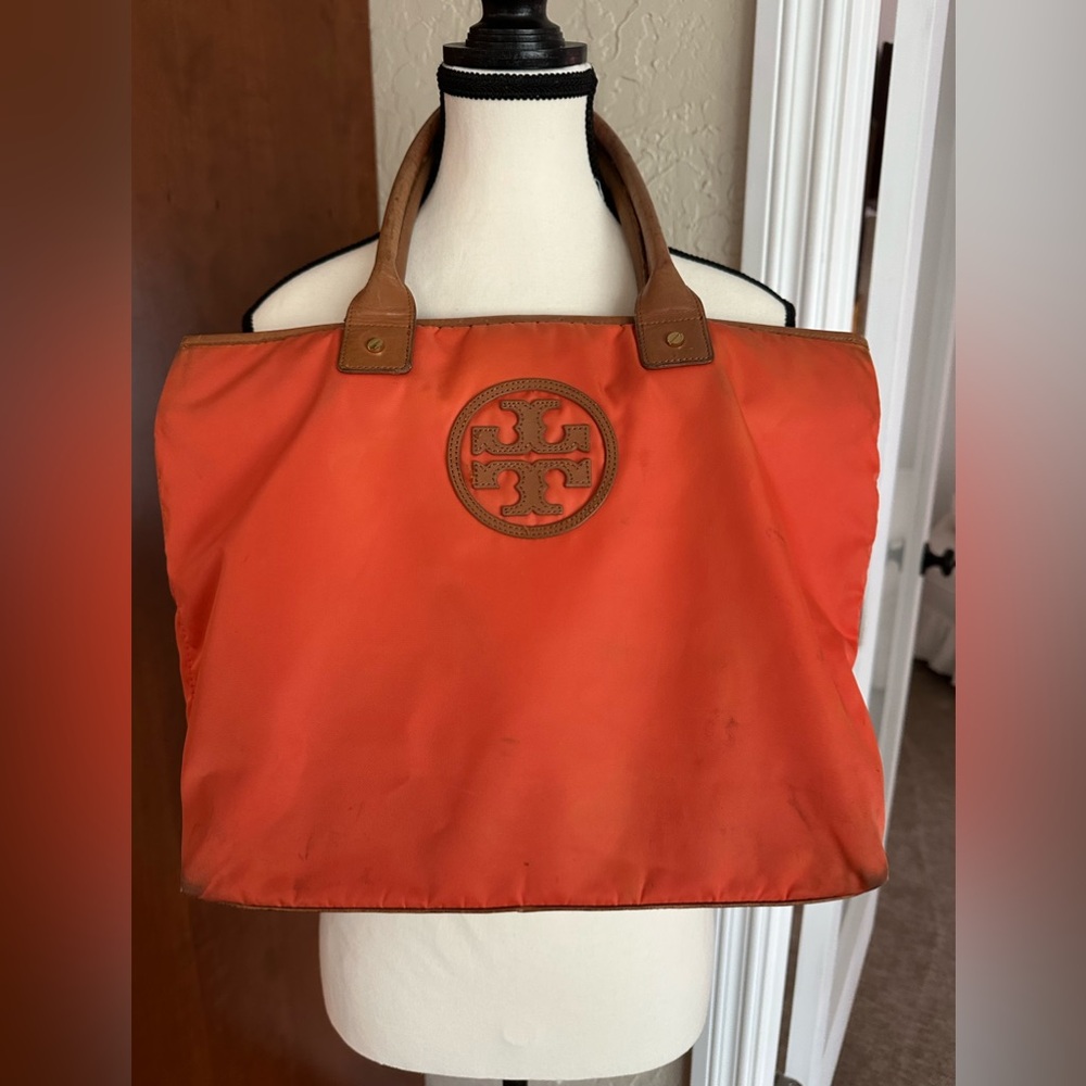 Tory Burch Orange Tan Tote Bag with Classic Design
Tory Burch
Size: OS